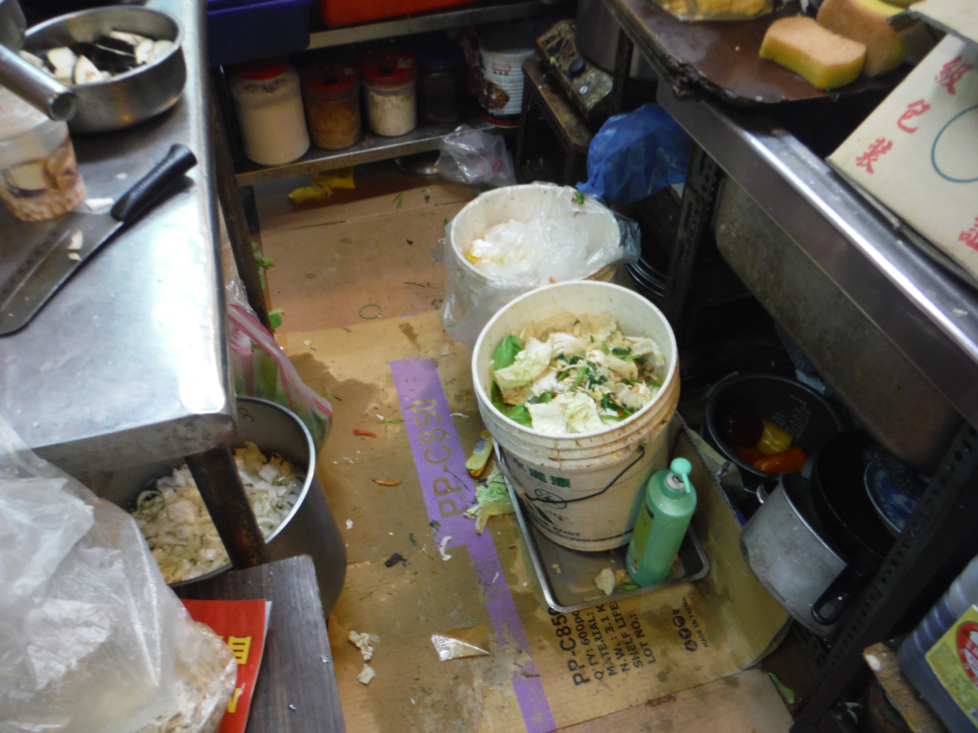 韓濟小火鍋除房內地板髒汙，也遭北市衛生局要求改善。