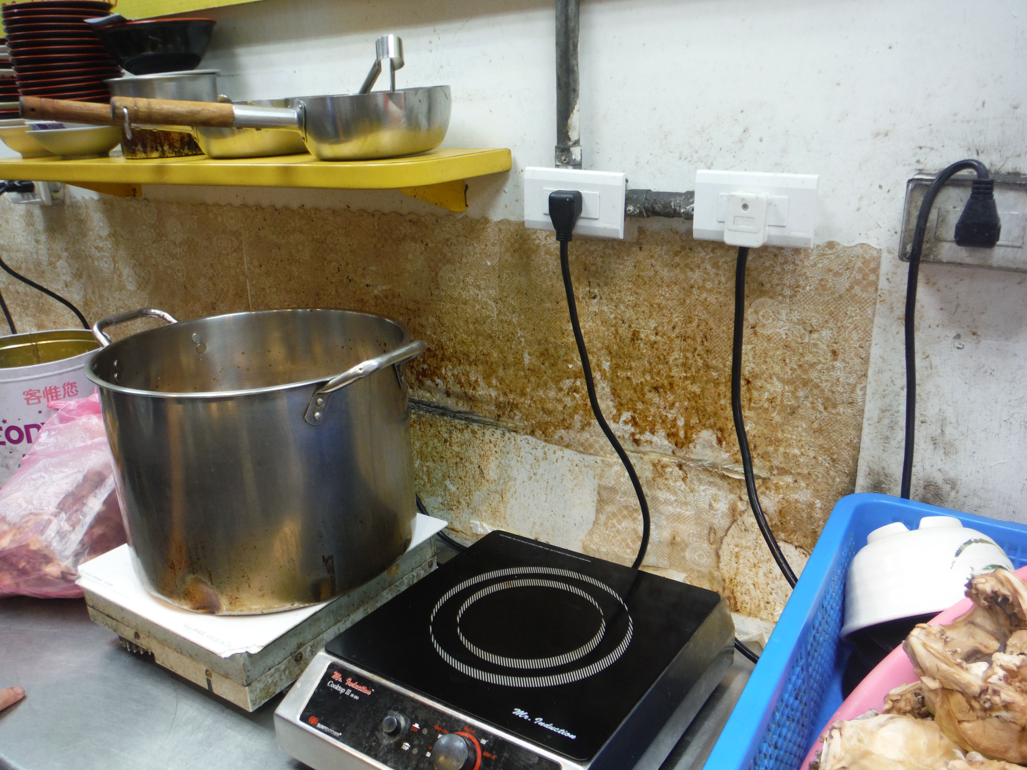 八麵玲瓏處理食材的工作檯非常骯髒，遭北市衛生局限期改善。