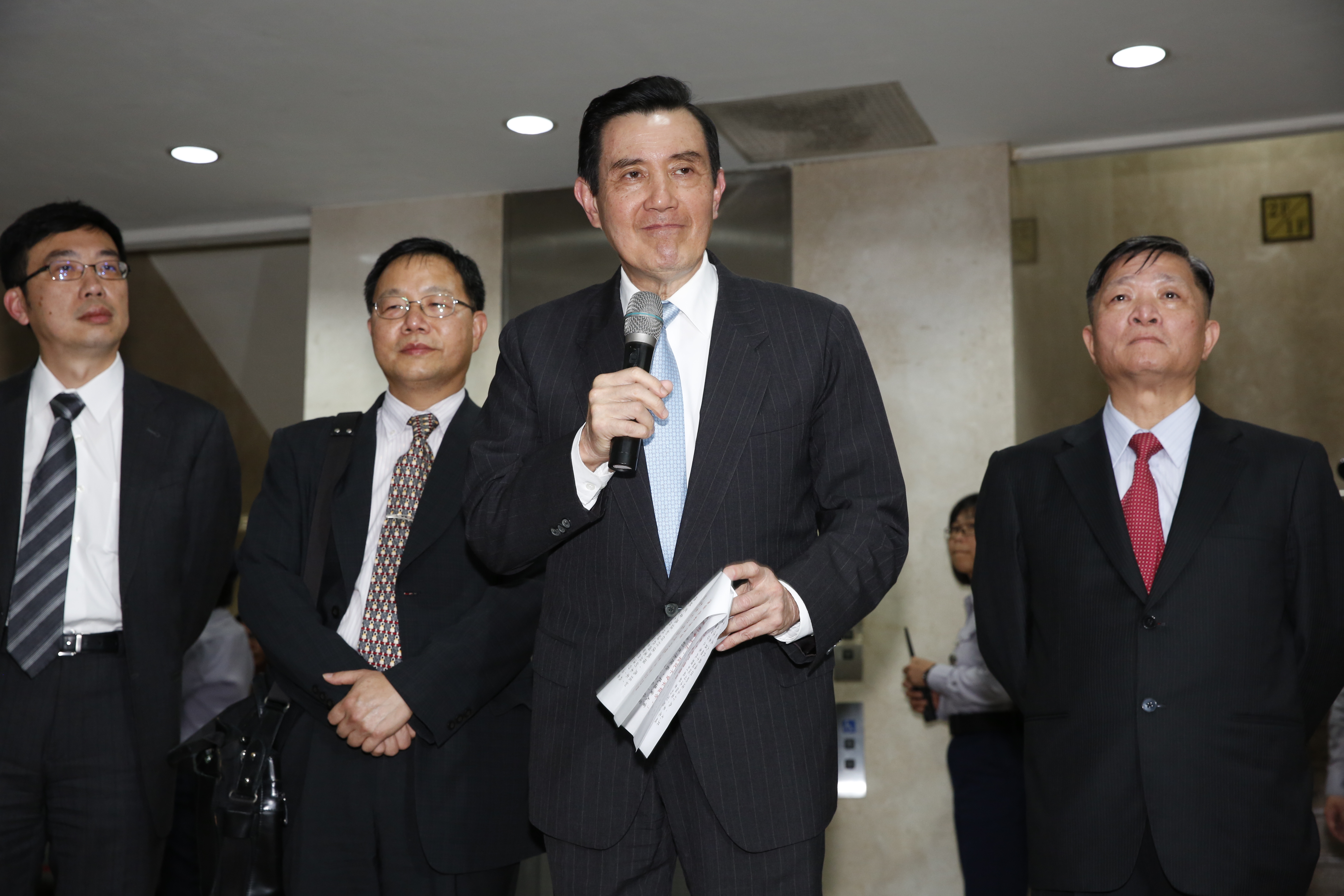 馬英九上週庭訊後，持麥克風發表感想，遭質疑享特權。