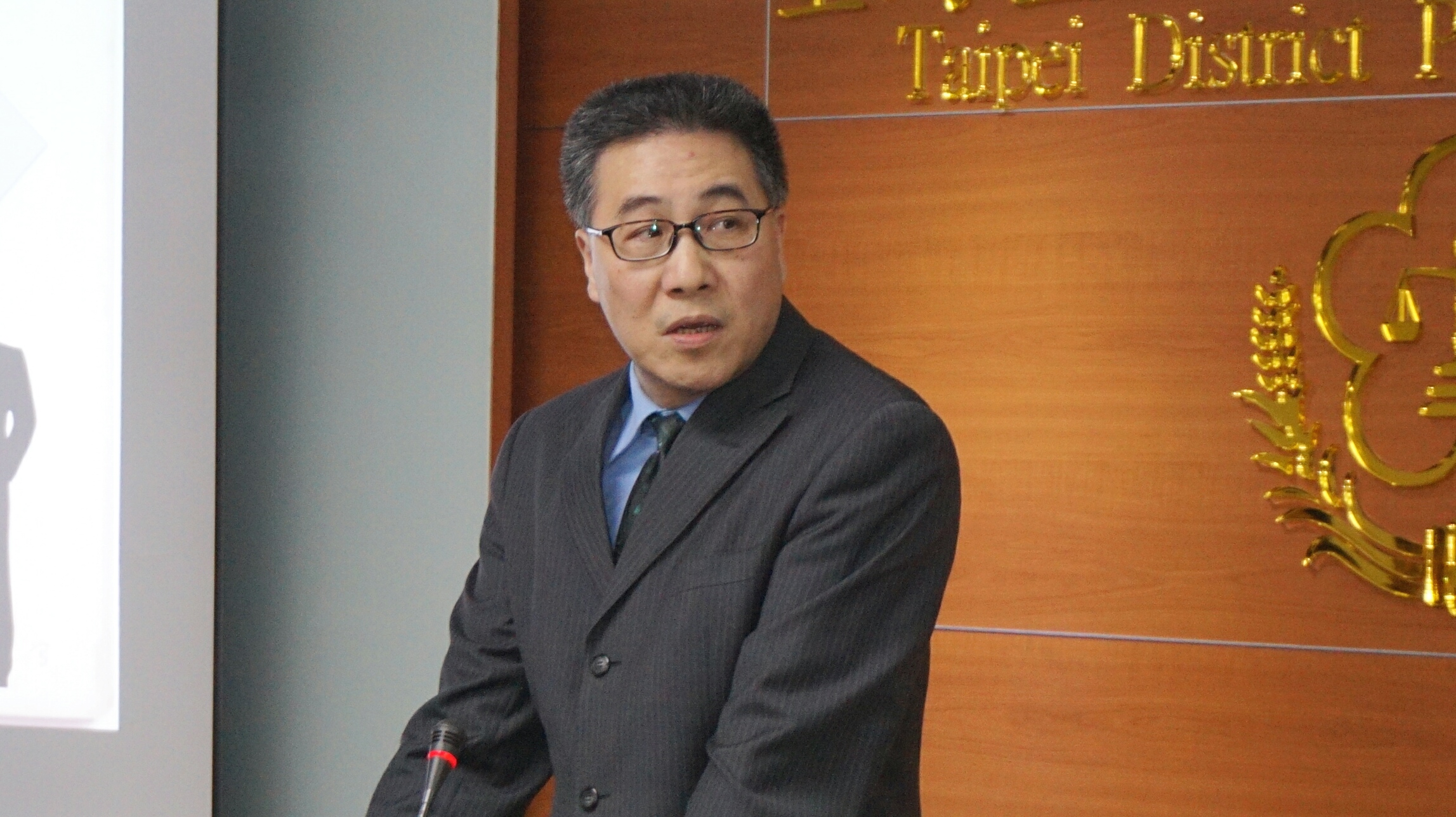 台北地檢署由發言人張介欽主任檢察官以新聞稿籲馬英九應理性，勿以情緒言語誤導視聽。