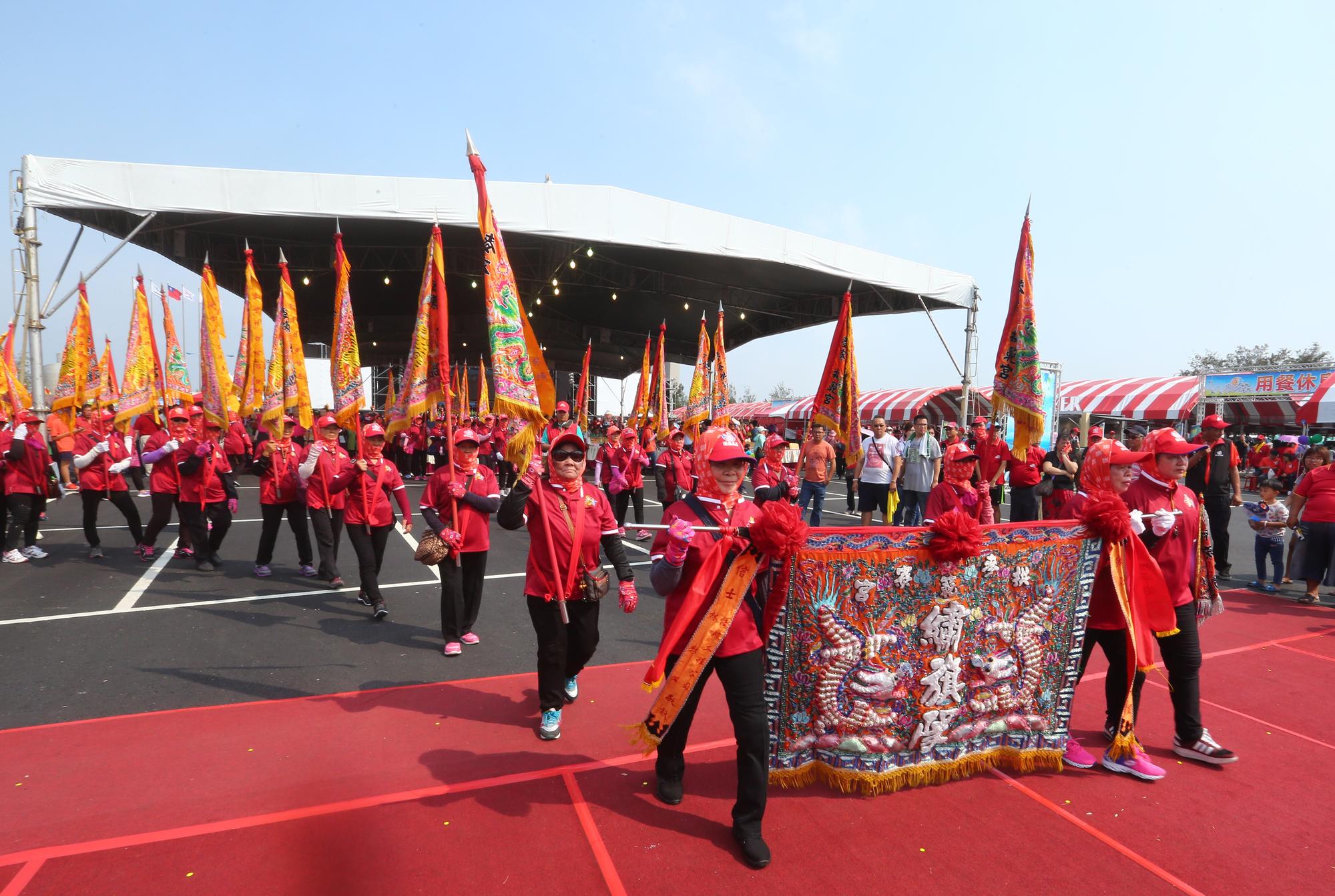 王文淵15日率公司主管，向麥寮拱範宮開山媽祖行祝香禮。