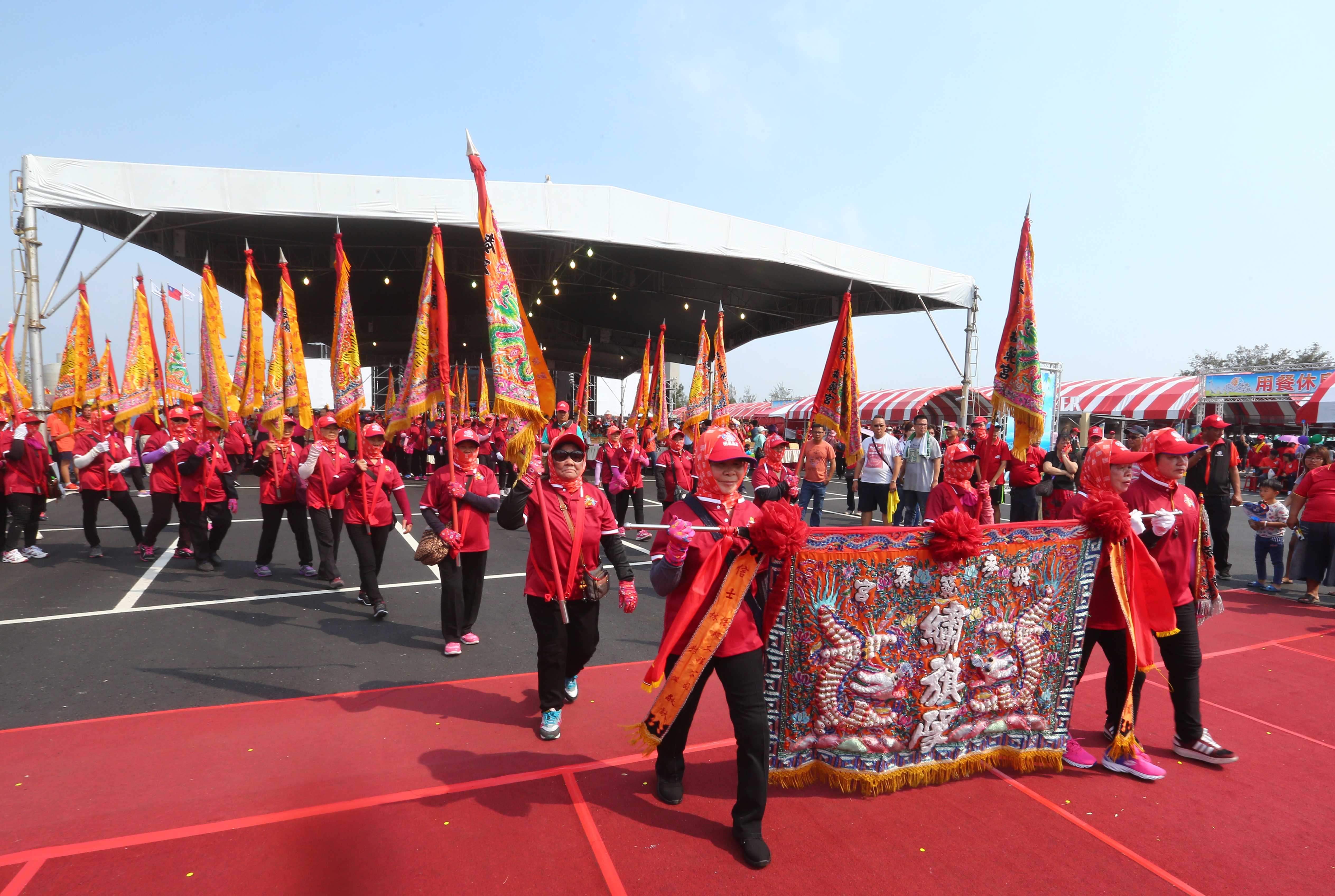 王文淵15日率公司主管，向麥寮拱範宮開山媽祖行祝香禮。