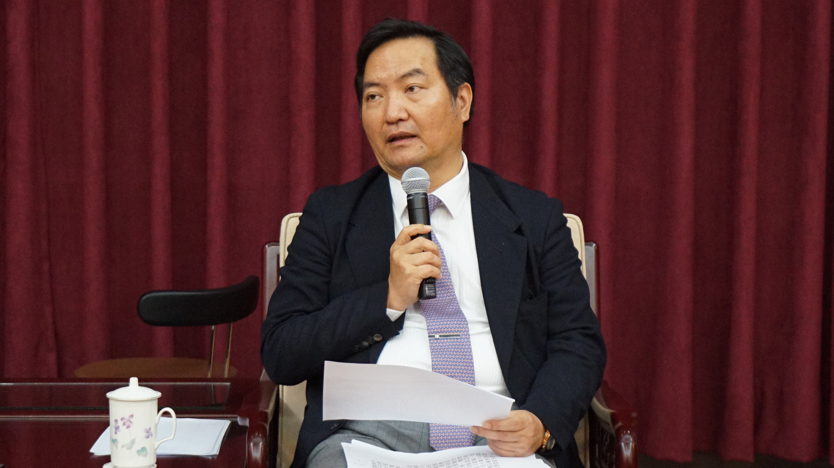 司改國是會召集人羅秉成指出，為落實無罪推定原則，決議建請媒體報導司法新聞時加註警語。