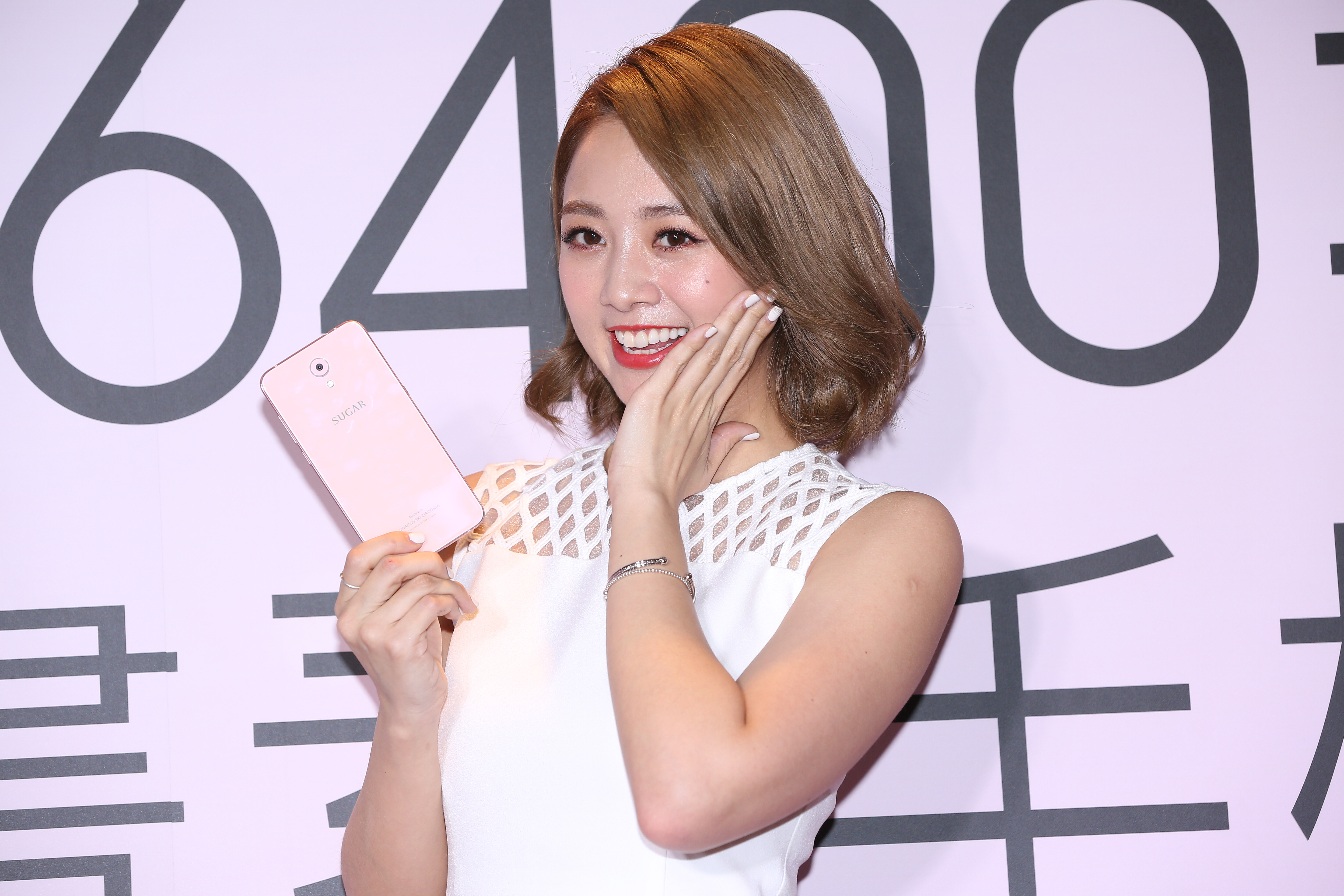 這次代言手機酬勞有7位數字，吳映潔表示相當滿意。