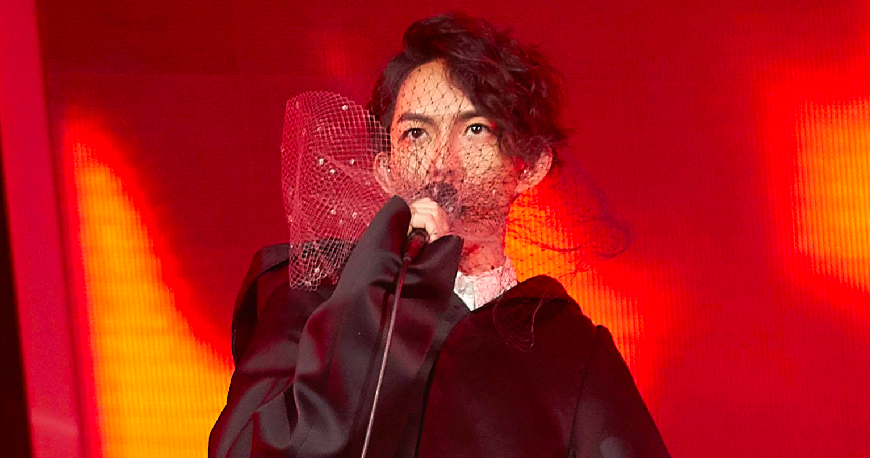 林宥嘉以暗黑公爵斗篷造型出場。