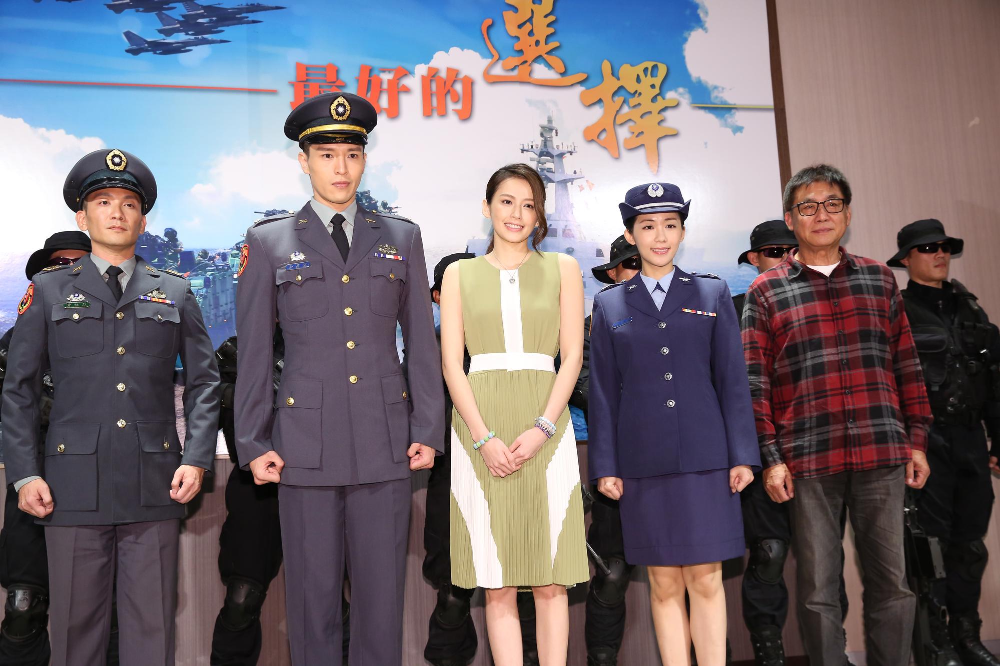 總導演梁修身(右),宣布國軍形象劇四位主角演員。