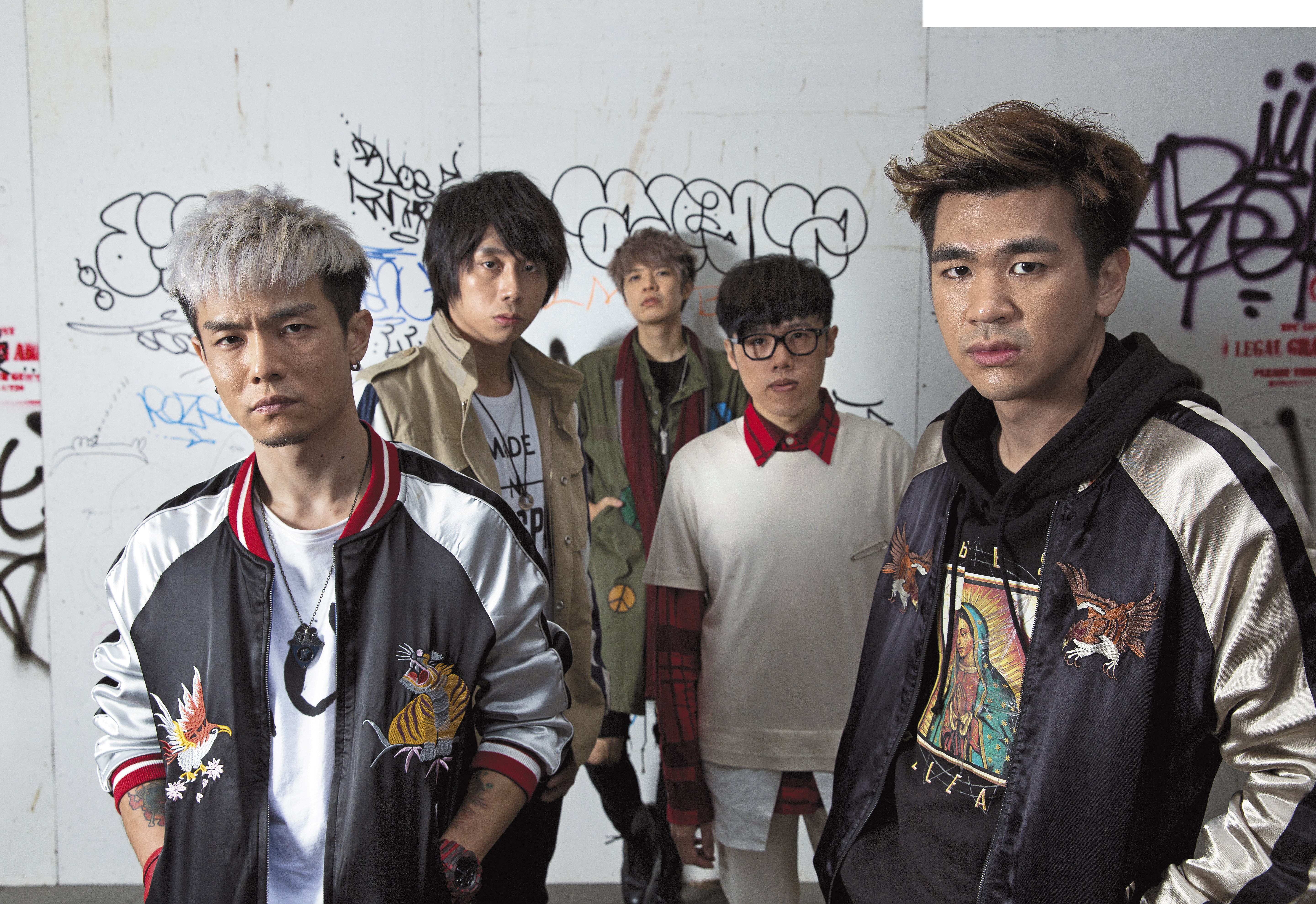 八三夭團員從國、高中時期就在西門町商圈混到大，吃飯、血拚都離不開這裡，成為歌手後也在當地舉辦許多活動。左起阿電、霸天、阿璞、劉逼、小橘。