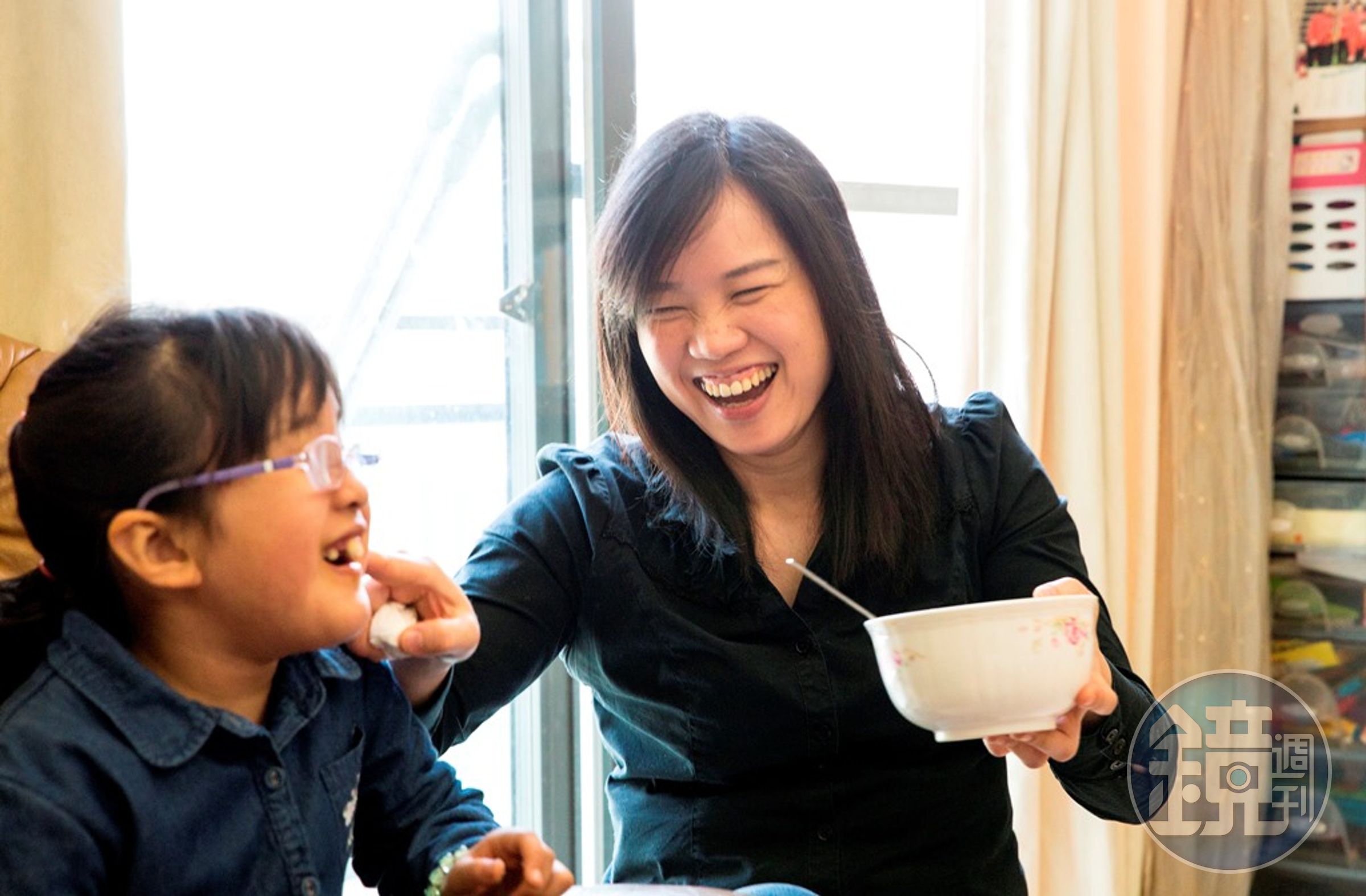 沈雅琪有一個學習障礙的女兒（左），貢丸湯事件後連女兒也受到網友攻擊。