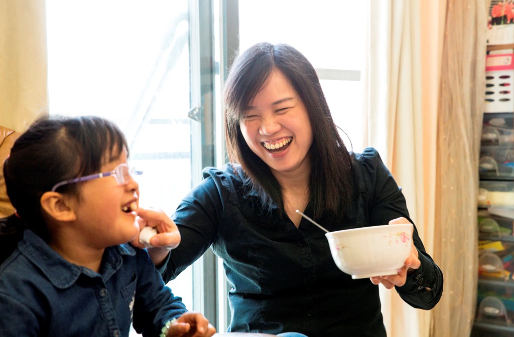 沈雅琪有一個學習障礙的女兒（左），貢丸湯事件後連女兒也受到網友攻擊。