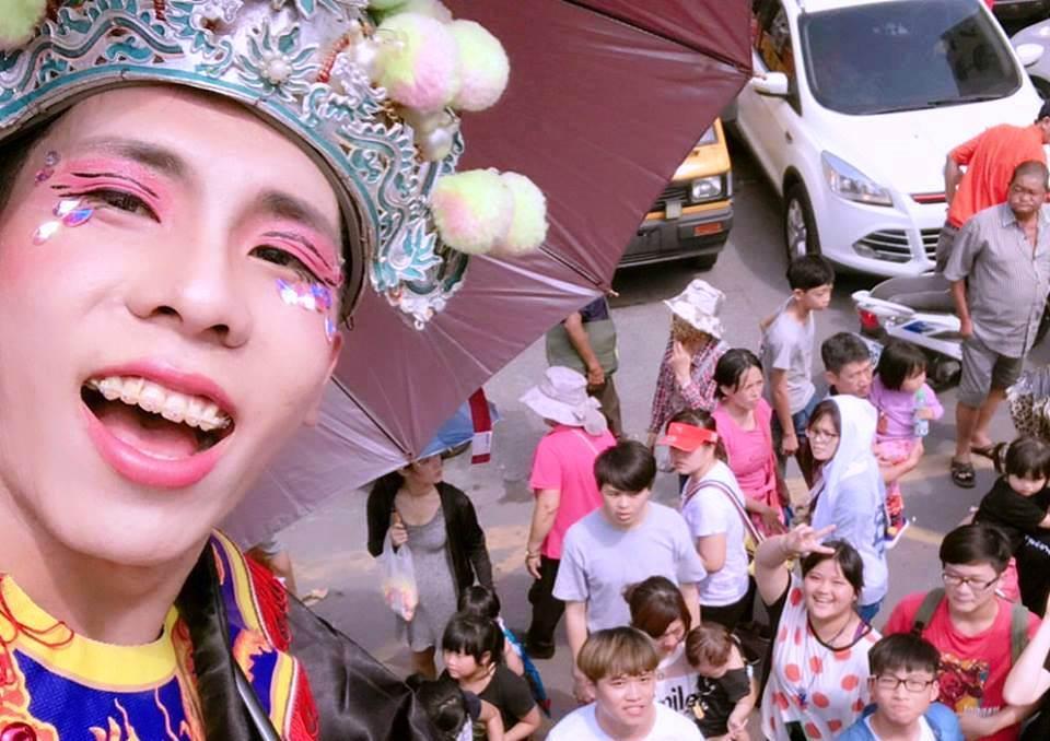 林進坐在花車上，北港鄉親都為他尖叫。