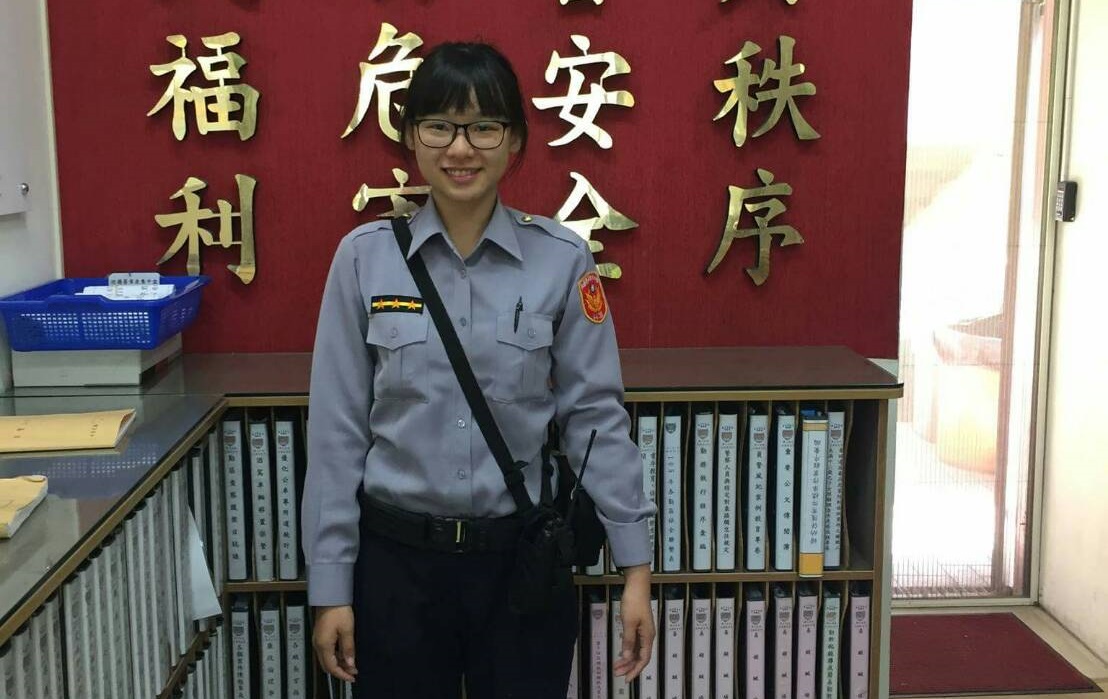 24歲的何巧琪看似稚氣，但身手矯健，還在實習就成功制伏通緝犯。