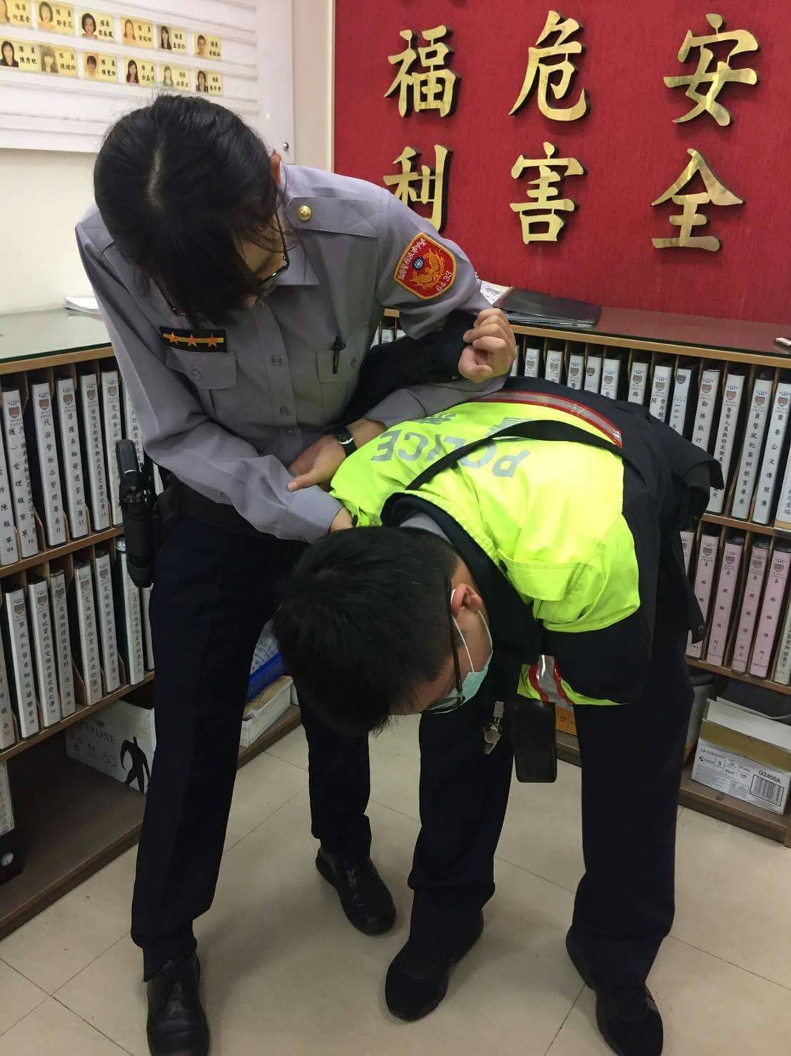 何員制伏通緝犯的「黃鶯別翅」，是警用逮捕術8個動作其中一招。