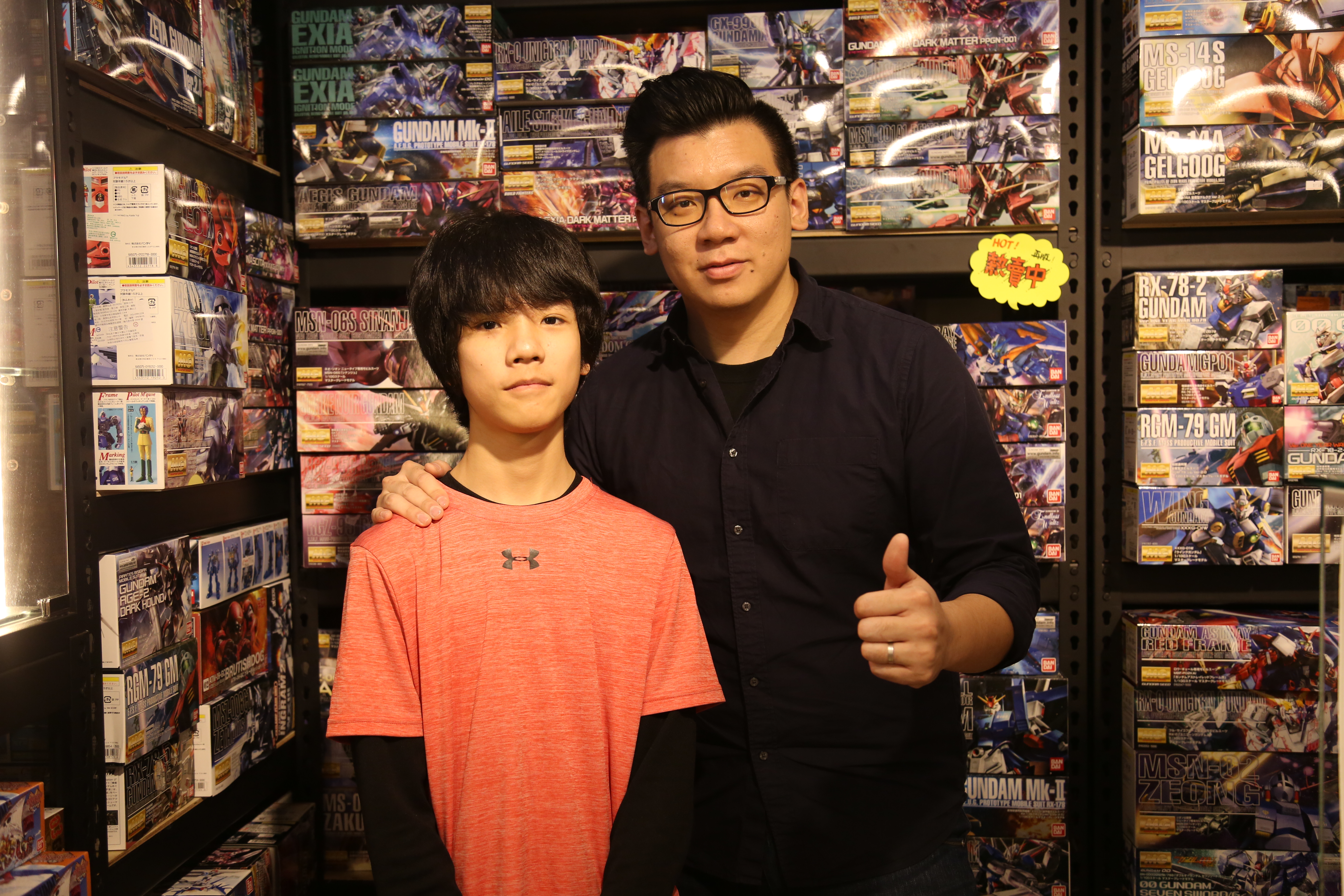 榮獲2016年GBWC全球盃大賽青年組冠軍的邱顯鈞同學與資深模型老師林子喬