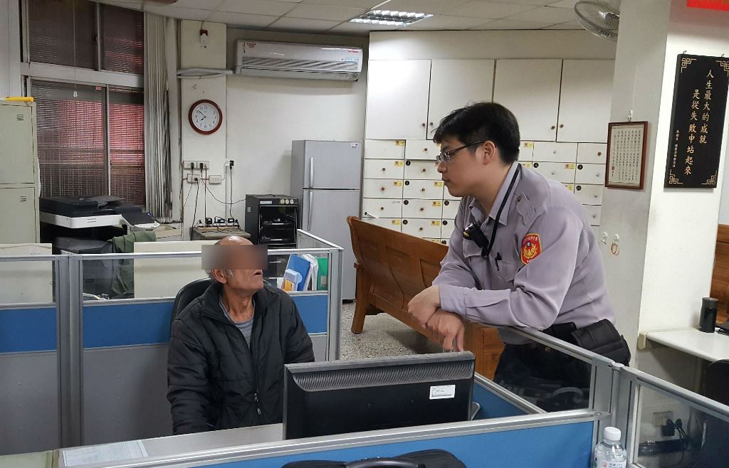 阿伯酒醉自投羅網，在派出所還「盧」個不停