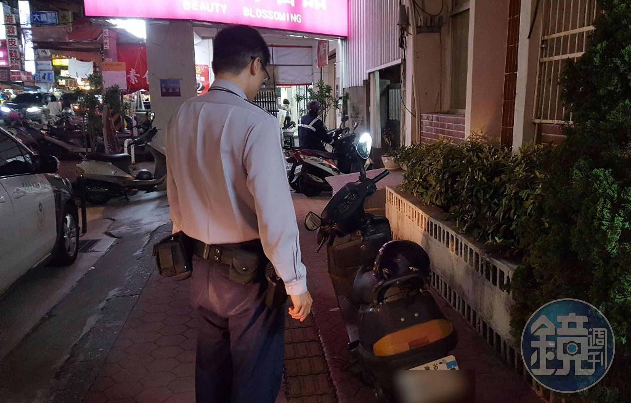 阿伯在派出所前的人行道自摔，酒精濃度高達0.99毫克
