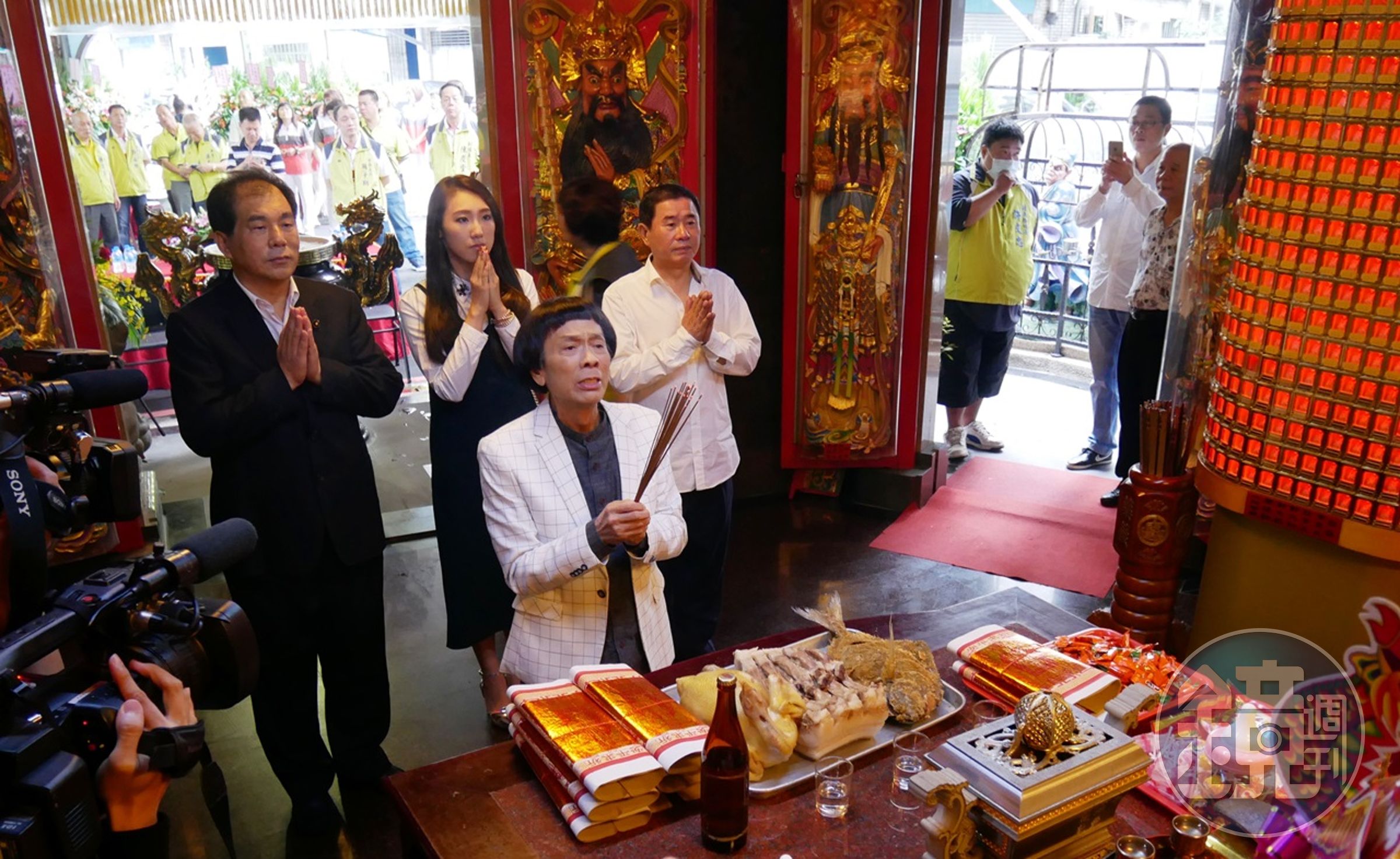豬哥亮一生最敬鬼神，全台廟宇幾乎都可見他的身影。