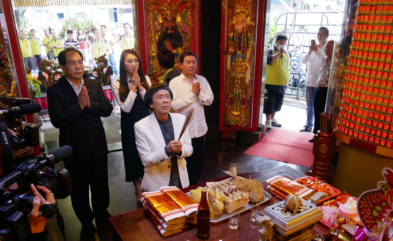 豬哥亮一生最敬鬼神，全台廟宇幾乎都可見他的身影。
