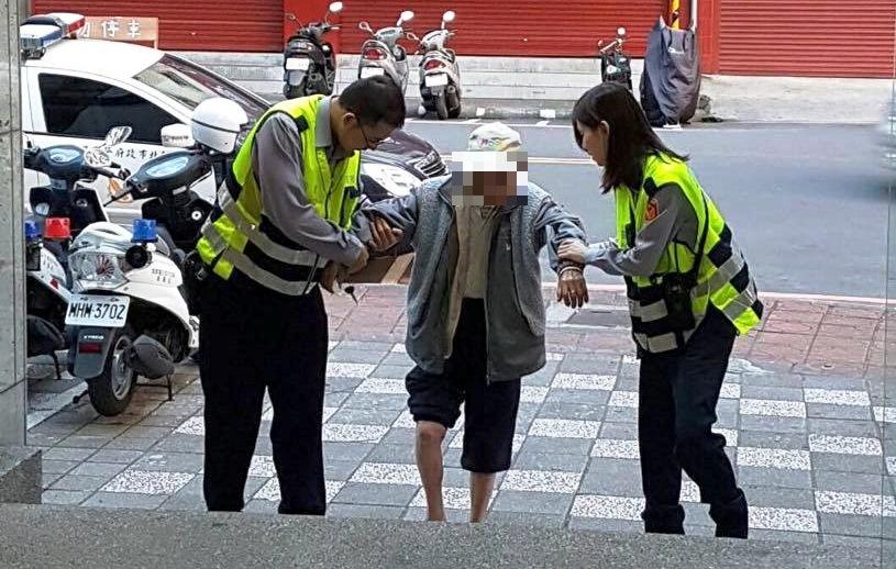 兩名員警先攙扶老翁回派出所，張翁兒子在到派出所帶父親回家時，大讚女警「人美心更美」。