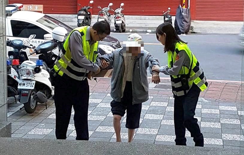 兩名員警先攙扶老翁回派出所,張翁兒子在到派出所帶父親回家時,大讚女警「人美心更美」。
