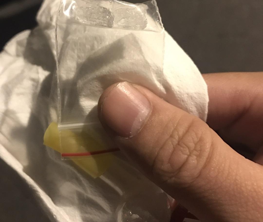 警方在蘇姓駕駛的外套口袋內發現1包0.56公克的安非他命，當場人贓俱獲。