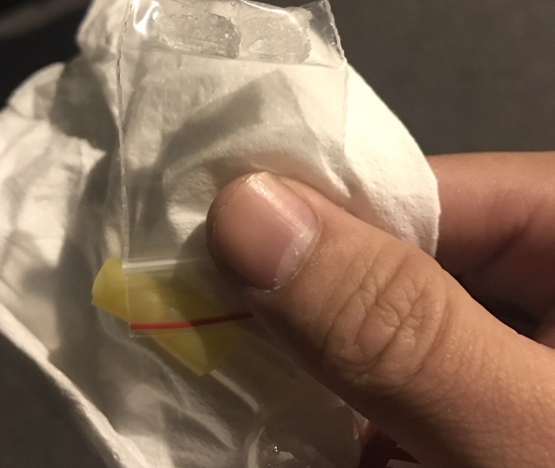 警方在蘇姓駕駛的外套口袋內發現1包0.56公克的安非他命，當場人贓俱獲。