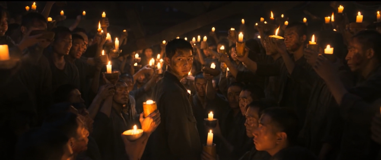 宋仲基在《軍艦島》飾演獨立軍統領，首波預告看到眾人手持燭光圍繞著他，透露出渴望自由的殷切期盼。