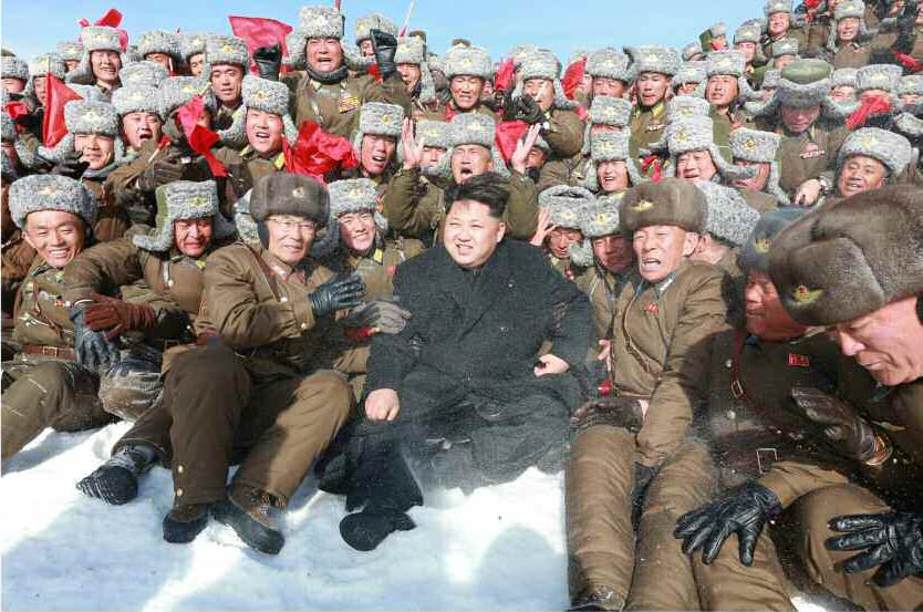2015年4月19日北韓媒體報導，北韓戰機飛行員按照金正恩命令，在白頭山革命戰跡地進行參觀行軍。金正恩17日會見飛行員，並於次日和飛行員一起登上白頭山。（東方IC）