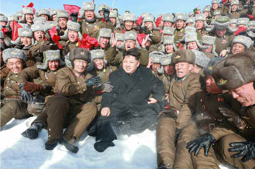 2015年4月19日北韓媒體報導，北韓戰機飛行員按照金正恩命令，在白頭山革命戰跡地進行參觀行軍。金正恩17日會見飛行員，並於次日和飛行員一起登上白頭山。（東方IC）