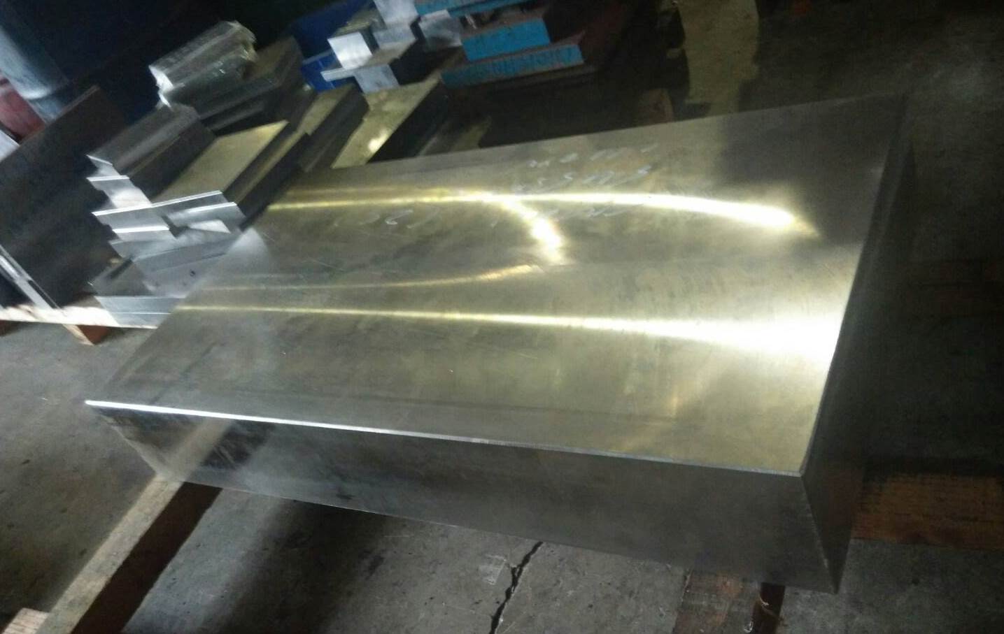 刑事局偵四大隊破獲鋼板走私運毒案,起出毒品近百公斤。