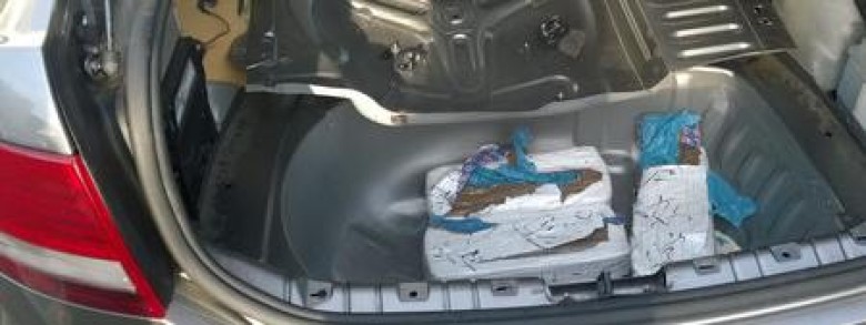 法國海關於編境攔檢時，查獲男子將泡過毒品的鈔票藏在後車廂。