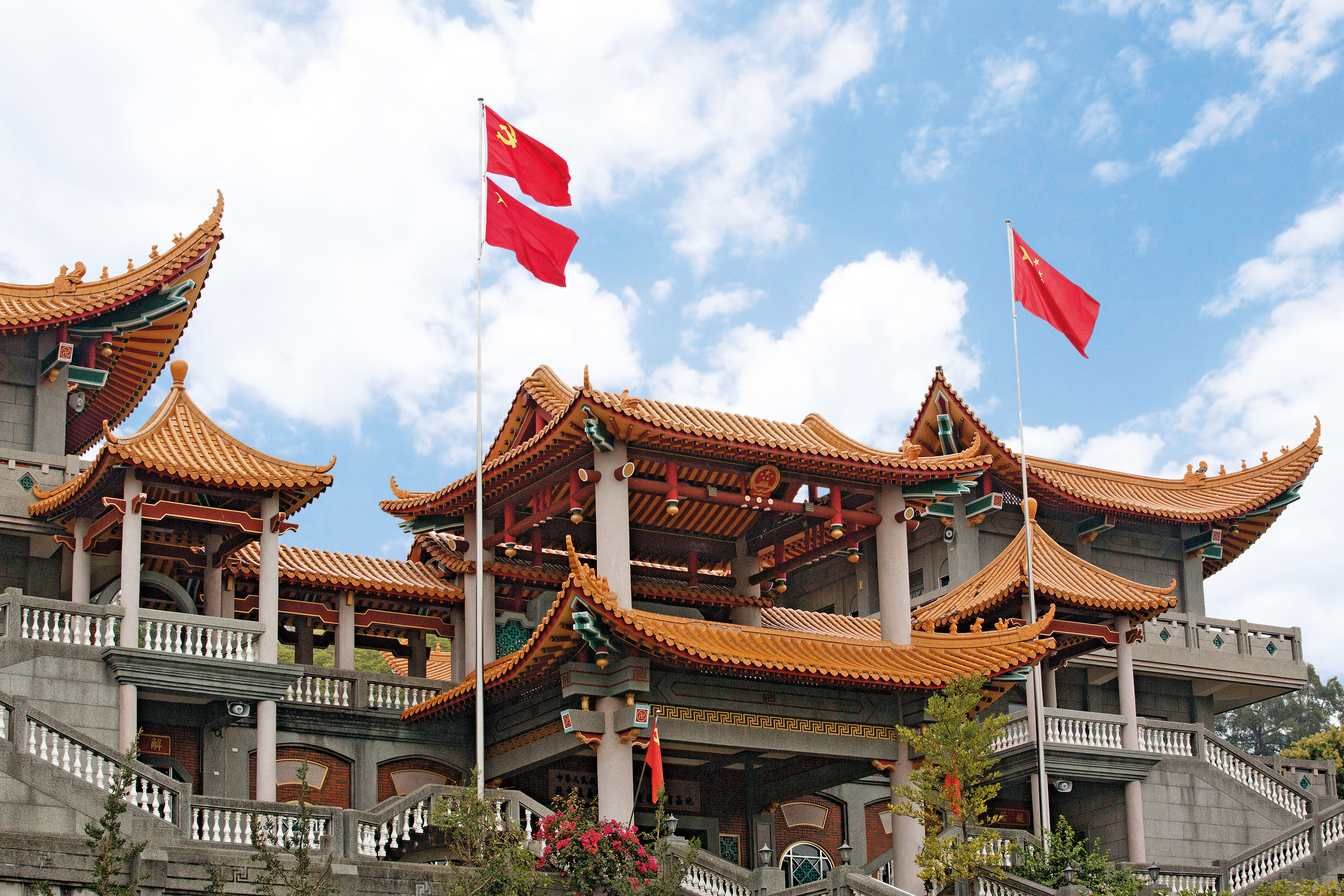有百年歷史的碧雲禪寺，如今高掛中國五星旗和共產黨旗，還天天播放中國國歌。