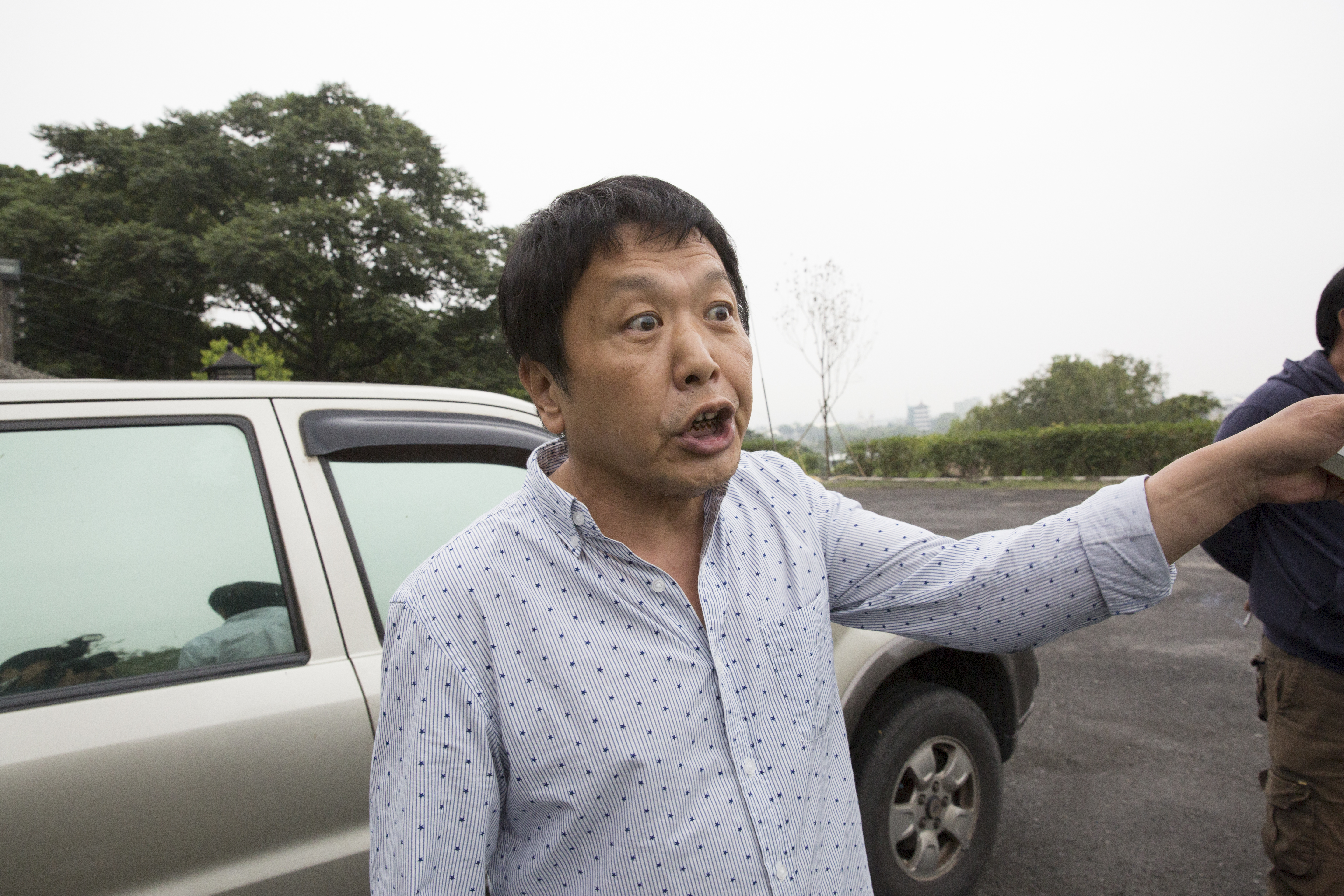 一接近碧雲禪寺，魏明仁的手下大聲咆哮，作勢要拿拐杖毆打記者。