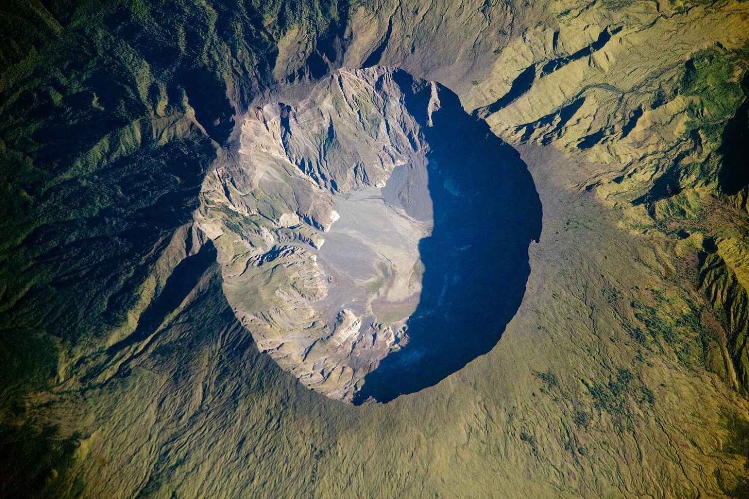 1815年印尼譚波拉火山爆發，留下六公里寬深度達110公尺的火山口。噴發當時大量二氧化硫進入高空平流層阻隔陽光，導致了嚴重的氣候反常，隔年北半球出現罕見低溫，而被稱為「無夏之年」。（NASA網路照片）