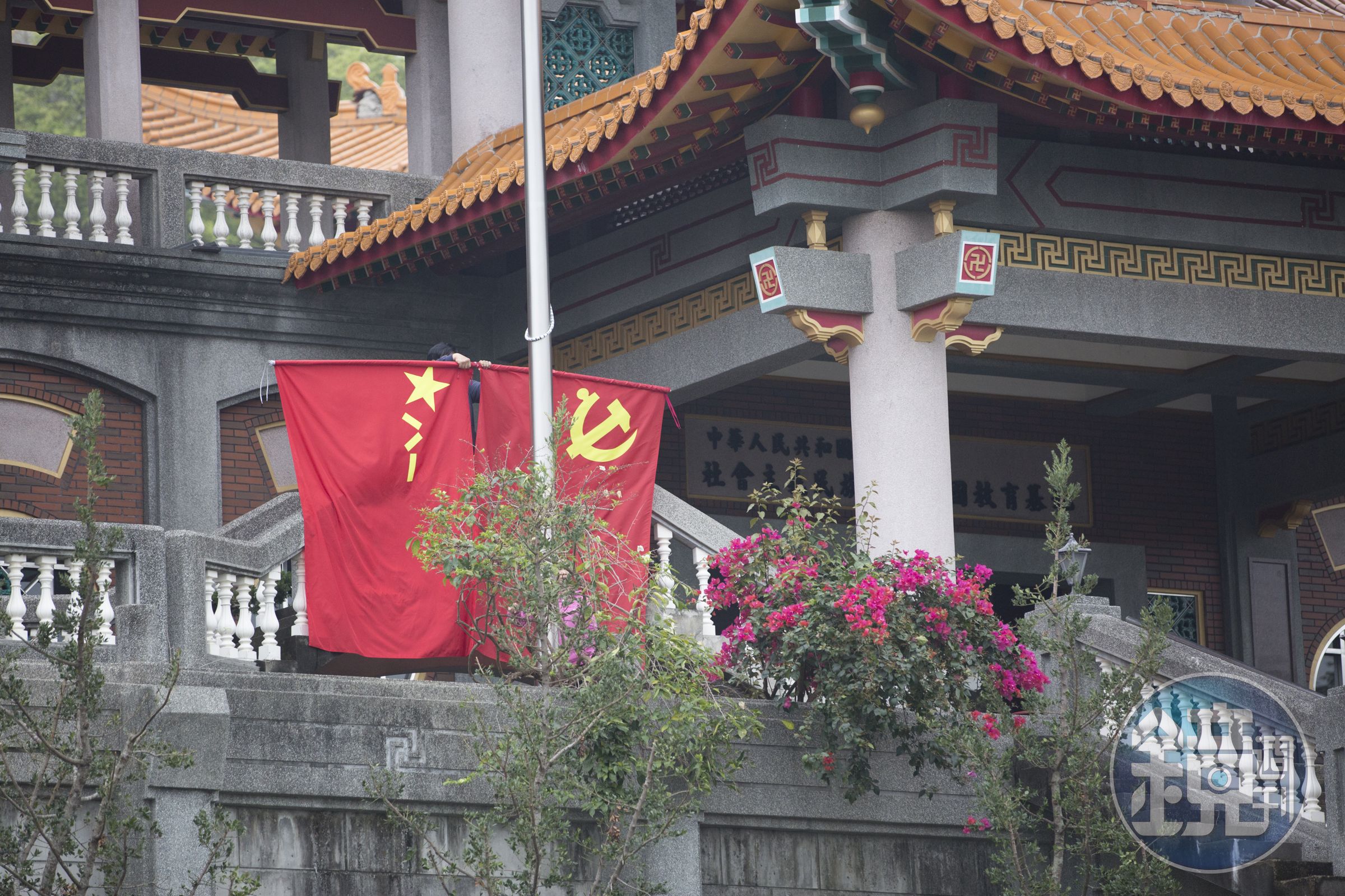 有百年歷史的碧雲禪寺，如今高掛中國五星旗和共產黨旗，還天天播放中國國歌。