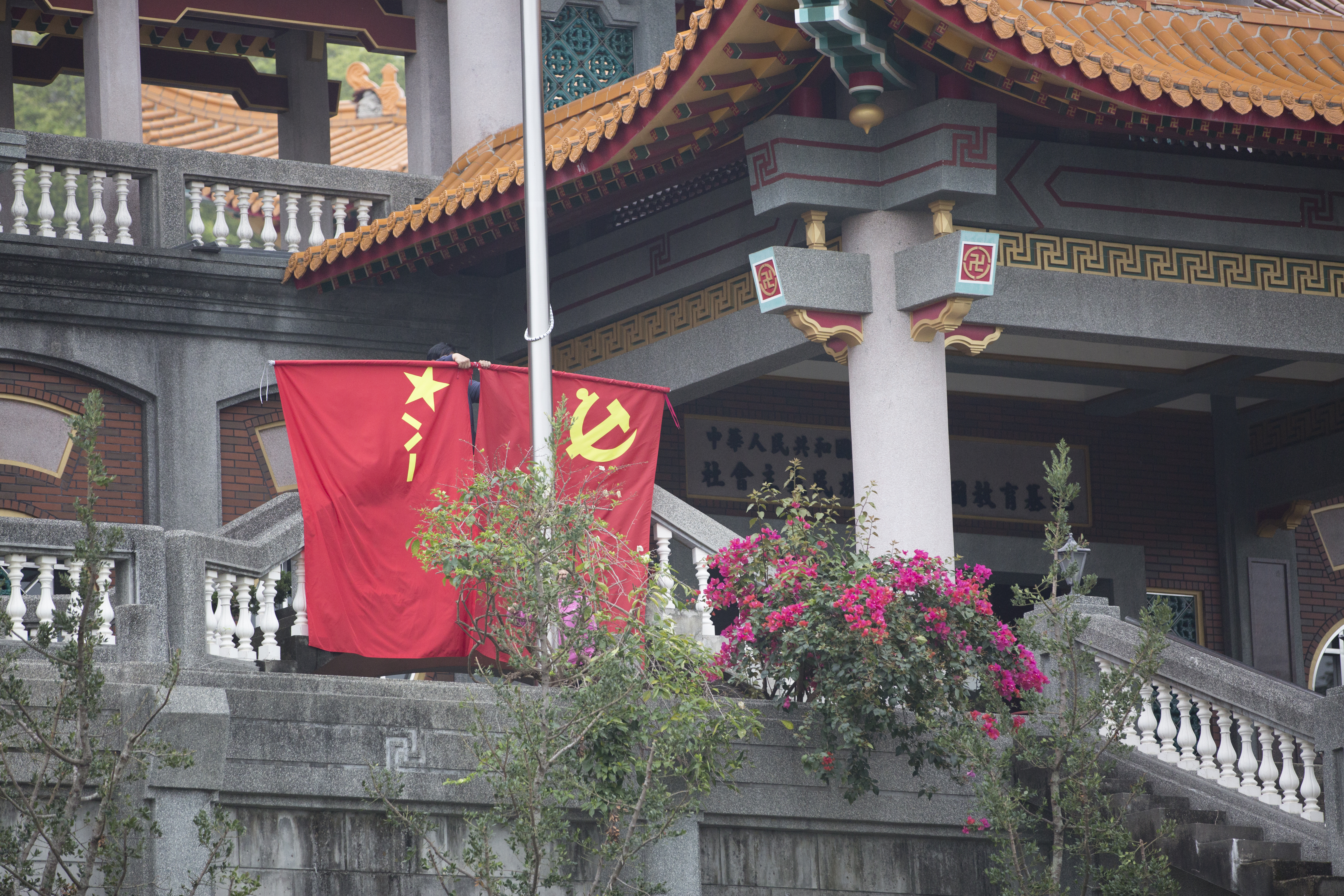 有百年歷史的碧雲禪寺，如今高掛中國五星旗和共產黨旗，還天天播放中國國歌。