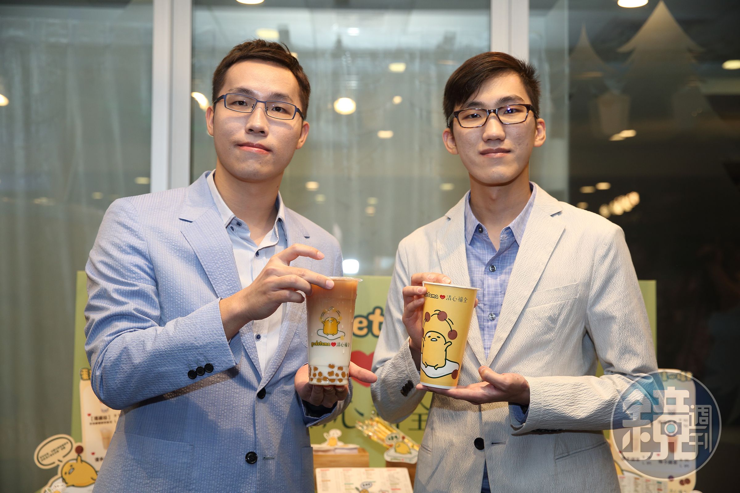 30歲的趙啟宏（右）與29歲趙啟成（左）4年前正式接班，為老牌清心茶飲注入年輕活力。