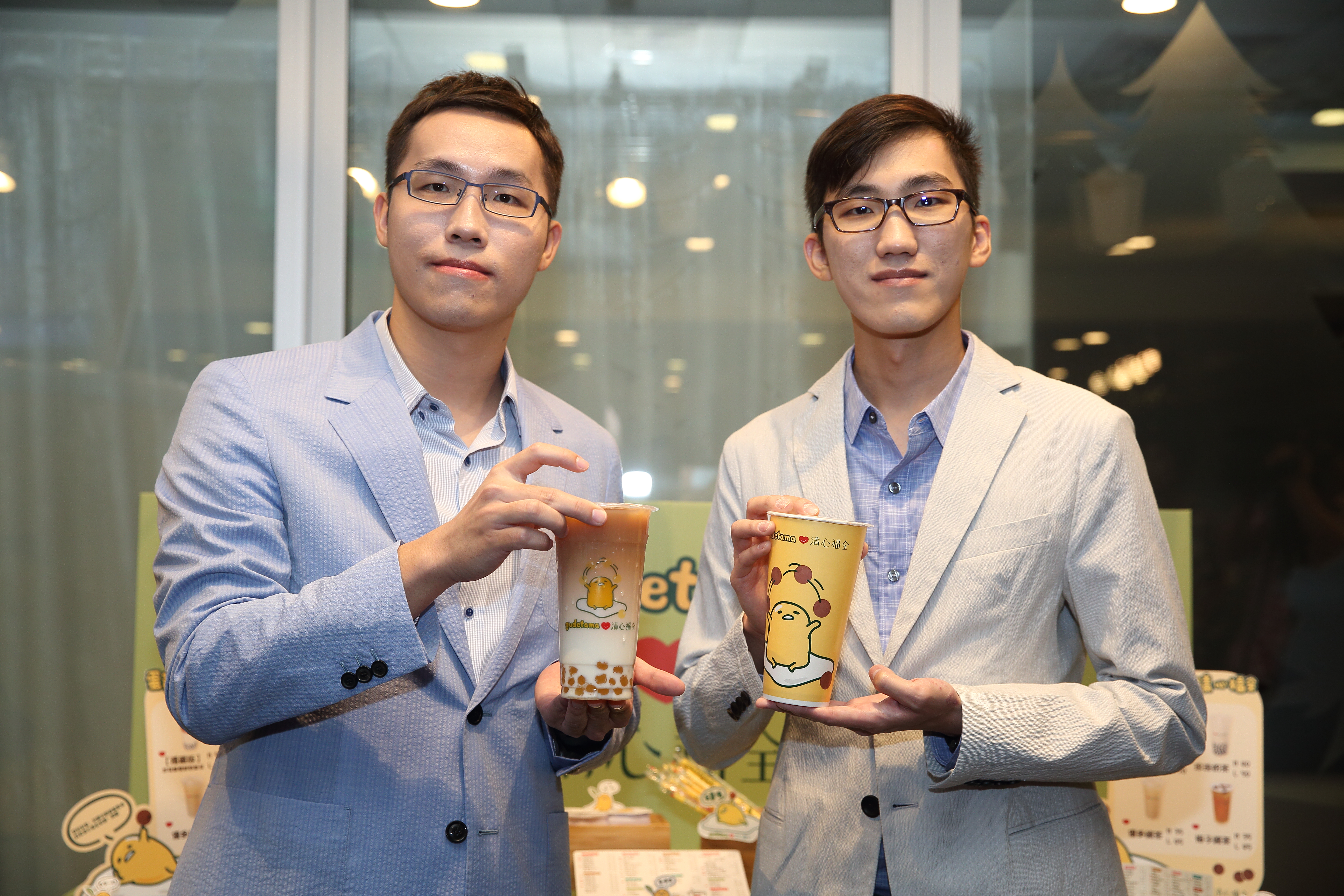 30歲的趙啟宏（右）與29歲趙啟成（左）4年前正式接班，為老牌清心茶飲注入年輕活力。