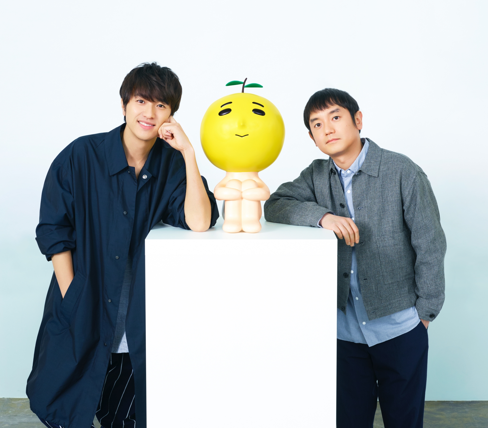 日本國民天團柚子推出20週年紀念絕對精選《柚子一路唱和1997-2017》，圖中是北川悠仁（左）設計的吉祥物「柚子太郎」，右為岩澤厚治。