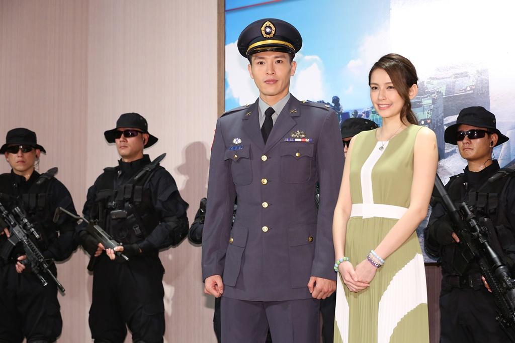 國軍形象連續劇《最好的選擇》主要演員發佈會,圖為主角陳禕倫(左)和袁艾菲(右)。