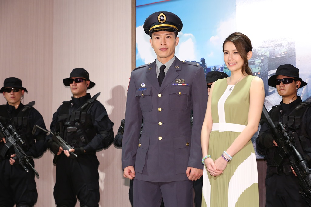 國軍形象連續劇《最好的選擇》主要演員發佈會,圖為主角陳禕倫(左)和袁艾菲(右)。