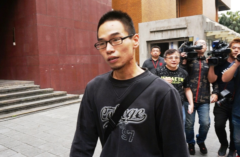 有毒品前科的胡家瑞，去年開車撞死清大資優博士生林仲桓，出庭時遲到遭法官斥責。