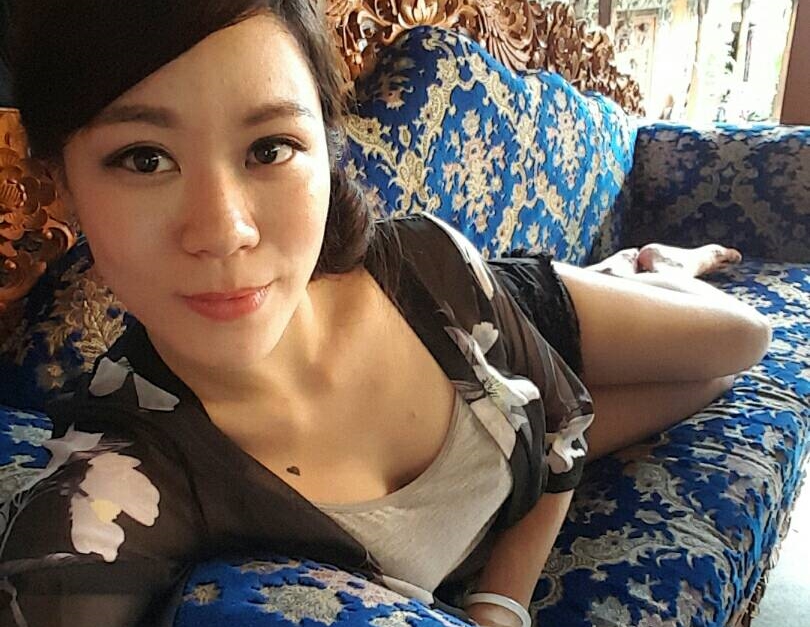 邱薏PO出與童仲彥出遊的親密合照,揚言要與童玉石俱焚。(翻攝自臉書)