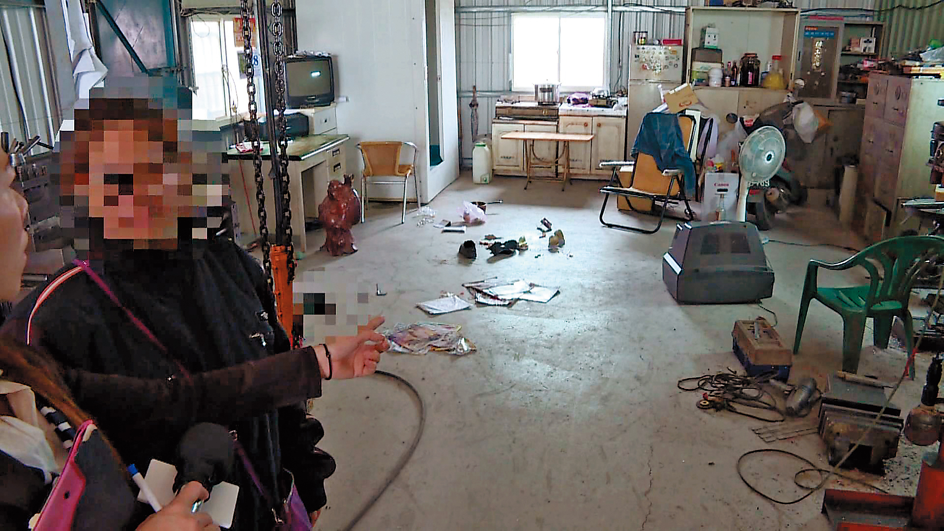 鐵工廠命案現場相當凌亂，死者女兒（左）原先認為是酒後衝突，打鬥後殺人。（翻攝網路）