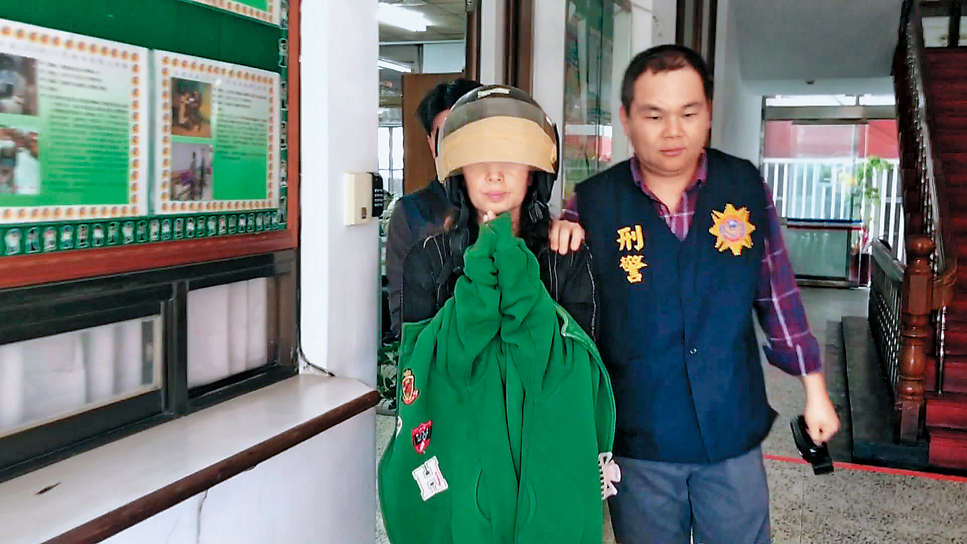 去年11月黃女（前左）涉嫌將丈夫王義祥餵食安眠藥後狠心砍殺，再故布疑陣，檢警懷疑她覬覦高額保金，將丈夫加工致死。