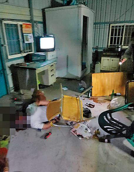 仁武鐵工廠命案現場凌亂不堪，死者手腳遭綑綁倒臥血泊中，現場還遺留沾滿血跡的菜刀。（警方提供）