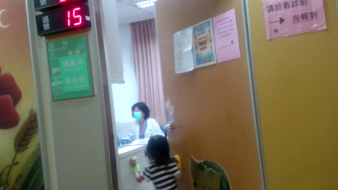 柯文哲當上市長後，陳佩琪夜間門診時，不時會有不明人士闖入尋求跟市長夫人陳情。