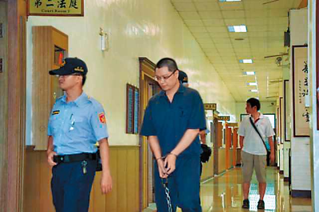 南投縣驚世夫妻涉嫌弒母詐保案，原本一審判王嫌無期徒刑，二審逆轉，王男（左2）當庭獲釋，引起輿論譁然。（翻攝網路）.