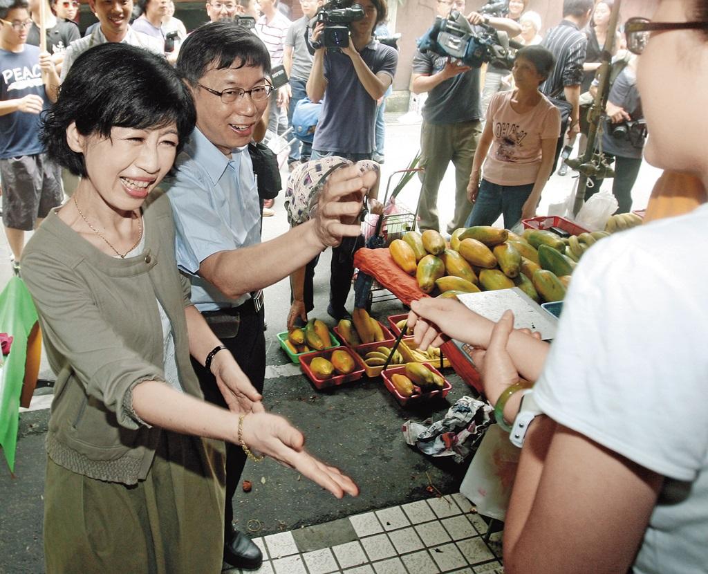 陳佩琪(左1)曾對柯P(左2)遭監院彈劾抱不平,此次柯因收受未成年獻金遭重罰,她只能掏出近4個月薪水幫柯繳罰鍰。(中央社)