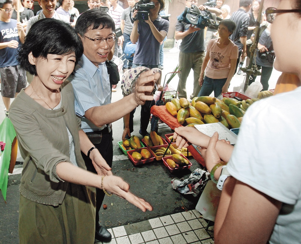 陳佩琪（左1）曾對柯P（左2）遭監院彈劾抱不平，此次柯因收受未成年獻金遭重罰，她只能掏出近4個月薪水幫柯繳罰鍰。（中央社）