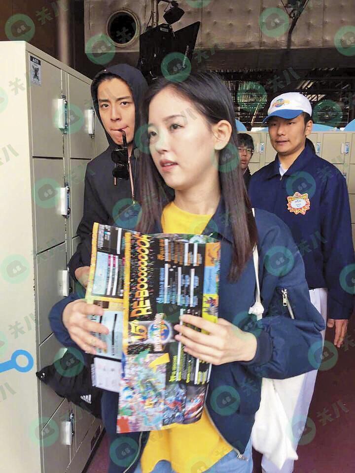 王大陸(左)曾被拍到和韓國女星姜漢娜(中)同遊大阪影城,不過王大陸表示只是一群朋友出遊。(翻攝自關愛八卦成長協會微博)